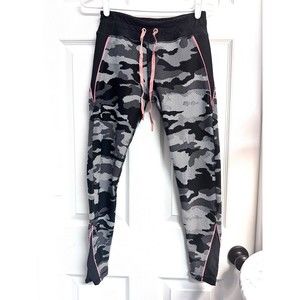 EUC $100 Trina Turk Recreation Congo Camo Print athletic leggings Size Small
